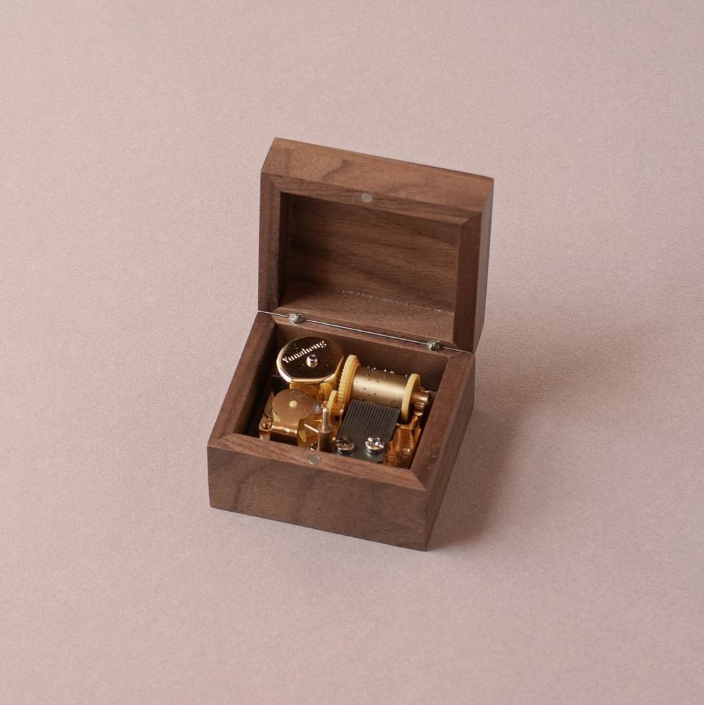 Caja de música pequeña de madera de nogal iniciales y corazón